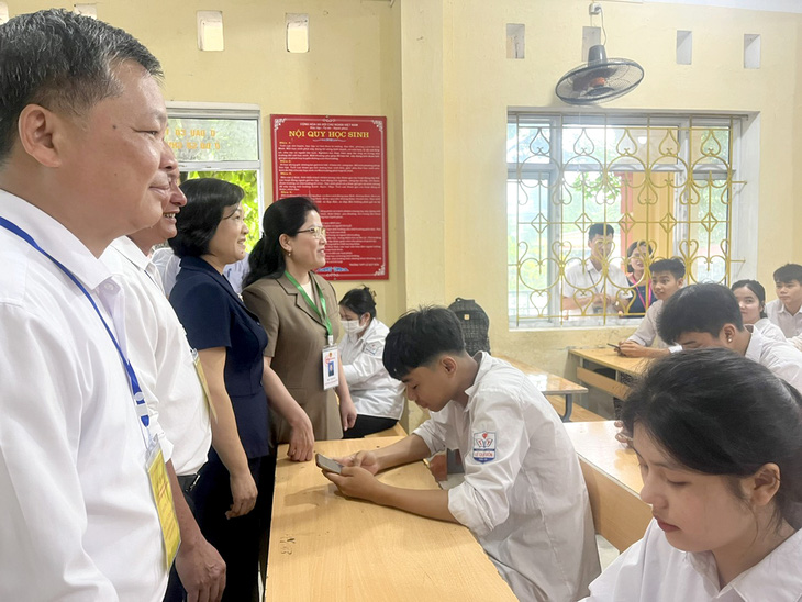 Đoàn công tác của Bộ GD-ĐT kiểm tra công tác chuẩn bị thi tốt nghiệp THPT 2024 tại Yên Bái vào ngày 10-6 - Ảnh: VĨNH HÀ