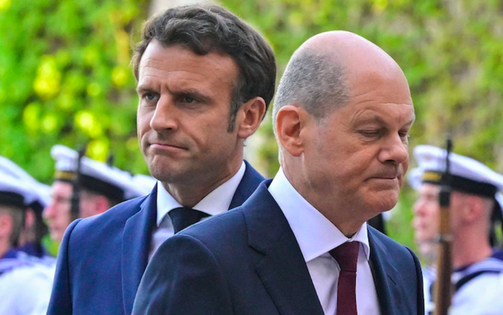 Tổng thống Pháp Emmanuel Macron (trái) và Thủ tướng Đức Olaf Scholz - Ảnh: AFP