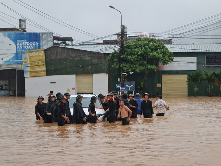 Giải cứu chiếc ô tô bị ngập nước - Ảnh: Công an tỉnh Hà Giang