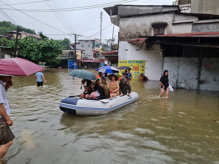 Đưa người dân ra khỏi các khu vực bị ngập sâu - Ảnh: Công an tỉnh Hà Giang