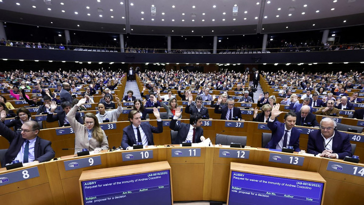 Nghị viện châu Âu biểu quyết trong phiên họp hồi tháng 2-2023 - Ảnh: REUTERS