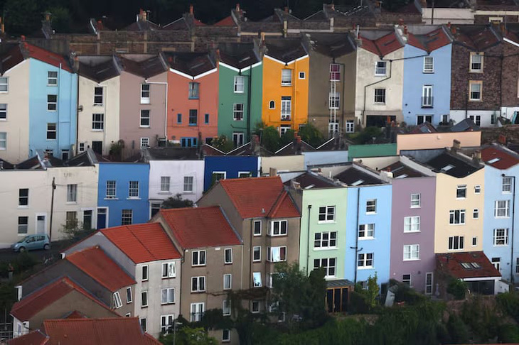 Những dãy nhà được sơn màu ở Bristol, Anh - Ảnh: REUTERS