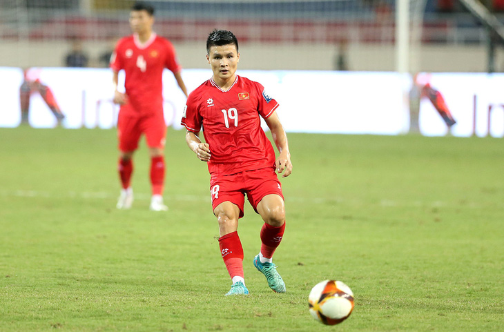 Quang Hải trong trận đấu với Philippines hôm 6-6 trên sân Mỹ Đình - Ảnh: HOÀNG TÙNG