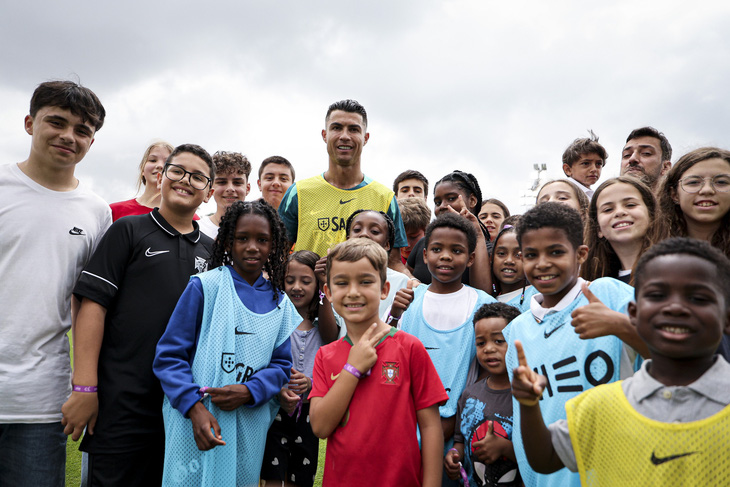 Cristiano Ronaldo tham gia một sự kiện đặc biệt tại đại bản doanh của tuyển Bồ Đào Nha cùng cổ động viên nhí