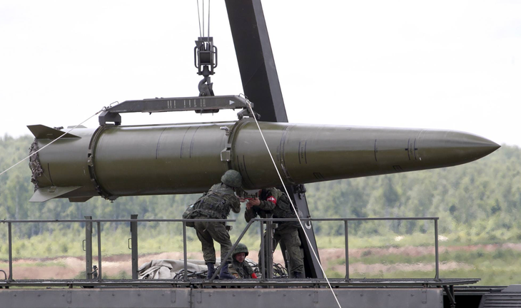 Quân nhân Nga trang bị hệ thống tên lửa chiến thuật Iskander tại diễn đàn kỹ thuật quân sự quốc tế Army-2015 ở Kubinka, ngoại ô Matxcơva tháng 6-2015 - Ảnhh: REUTERS