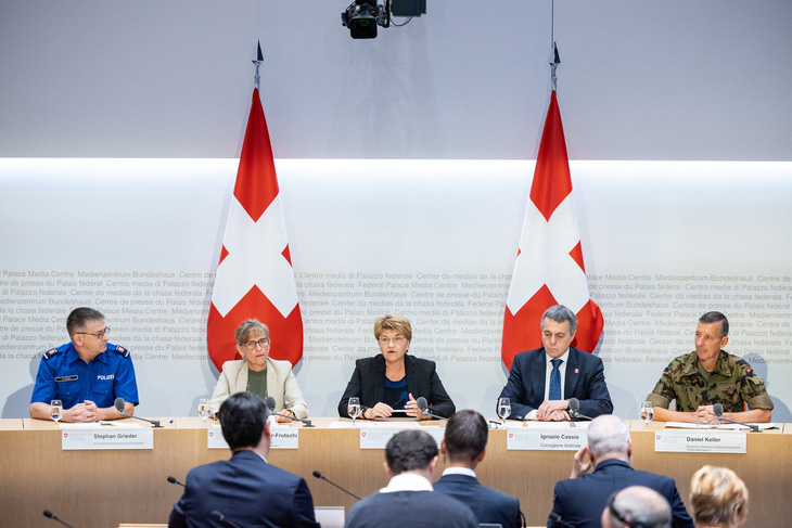 Tổng thống Thụy Sĩ Viola Amherd (giữa) tại cuộc họp báo về hội nghị thượng đỉnh hòa bình Ukraine ngày 10-6 - Ảnh: REUTERS