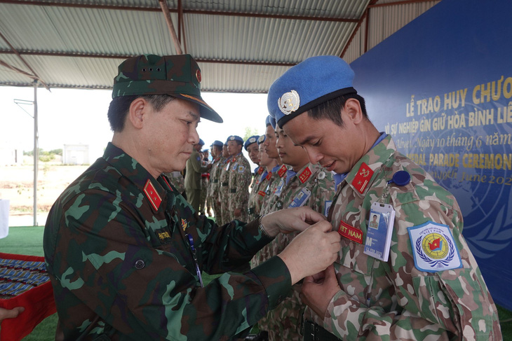 Đội công binh số 2 và tổ công tác tại Phái bộ UNISFA đón nhận huy chương Vì sự nghiệp gìn giữ hòa bình Liên Hiệp Quốc - Ảnh: Đội Công binh số 2