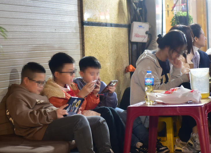Trẻ em với điện thoại, máy tính bảng, ảnh chụp ở Hà Nội tháng 2-2024 - Ảnh: T.T.D.