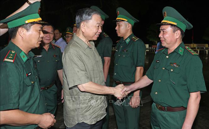 Chủ tịch nước Tô Lâm với chiến sĩ Đồn biên phòng cửa khẩu Sóc Giang, huyện Hà Quảng