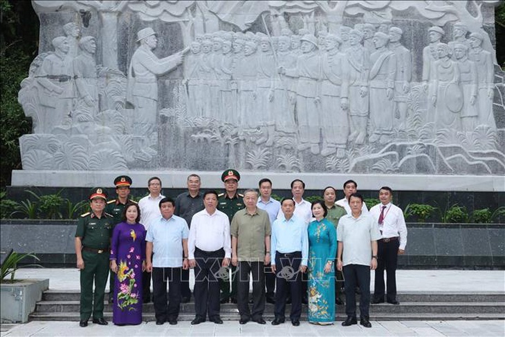 Chủ tịch nước Tô Lâm với lãnh đạo Cao Bằng tại phù điêu 34 chiến sĩ Đội Việt Nam Tuyên truyền giải phóng quân 