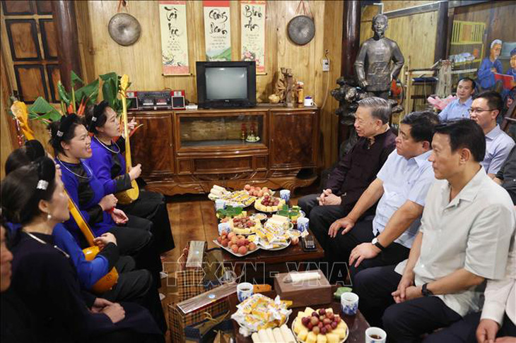 Chủ tịch nước Tô Lâm nghe nhân dân xóm Pác Bó biểu diễn hát then, đàn tính