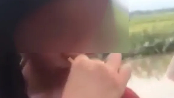 Nữ sinh lớp 8 bị đánh, ép hút thuốc, sau đó bị lột đồ - Ảnh cắt từ clip