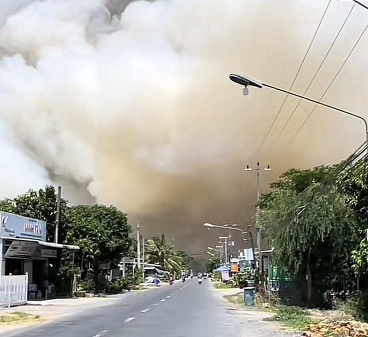 Những cột khói cao hàng trăm mét tràn ra đường tỉnh 843 - Ảnh: CTV