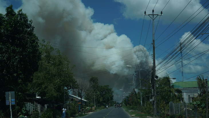 Đám cháy lớn phủ khói xuống khu nhà dân sống ven đường tỉnh 843 - Ảnh: CTV