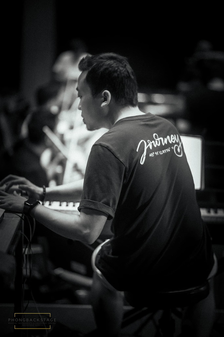 Hà Anh Tuấn tung ảnh tập luyện trước giờ G live concert 'Sketch a rose' Singapore, fan rần rần ‘lên đồ’- Ảnh 13.