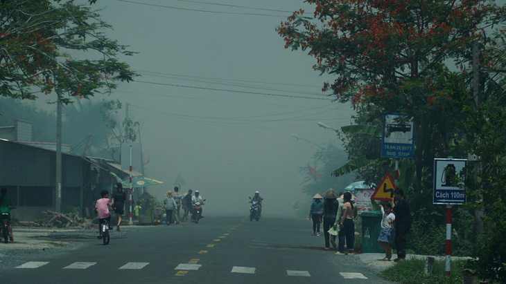 Người dân lo lắng khi khói từ đám cháy VQG Tràm Chim lan - ken đặc khu vực - Ảnh: CTV