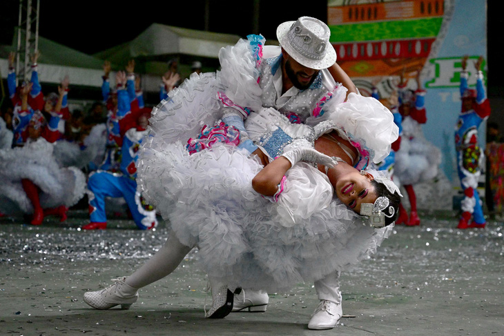 Màn trình diễn trong Lễ hội tháng 6 (June Festival) ở Juazeiro, Bahia, Brazil - Ảnh: AFP