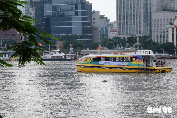 Buýt sông tuyến Bạch Đằng - Thủ Thiêm vi vu trên sông Sài Gòn - Ảnh: PHƯƠNG NHI