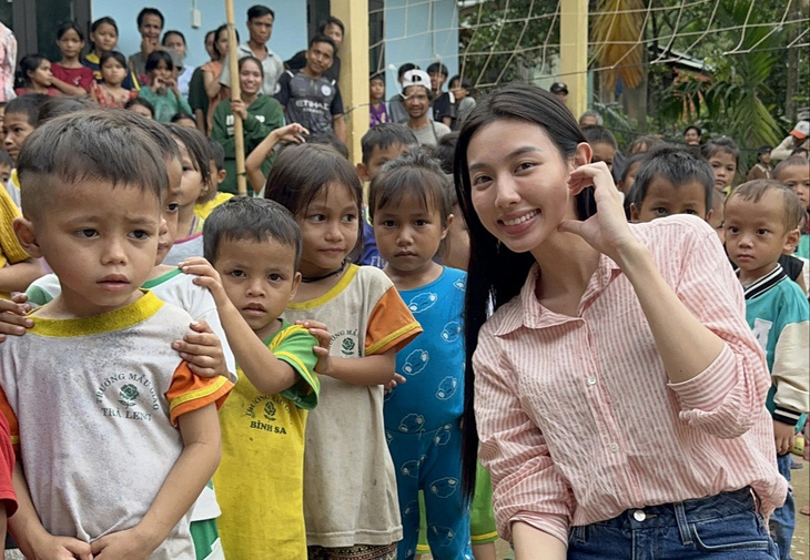 Hoa hậu Thùy Tiên mang điện lên hai điểm trường tại Quảng Nam - Ảnh: NVCC