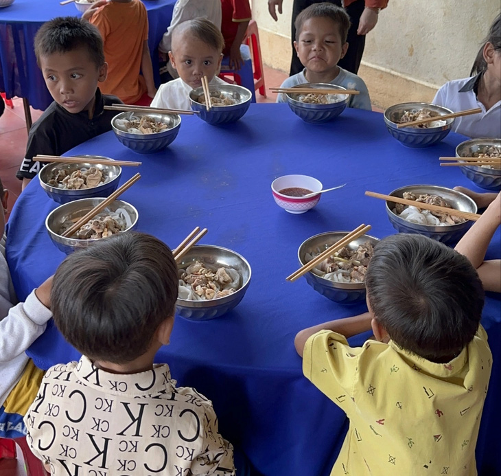 Thùy Tiên cùng các tình nguyện viên vào bếp nấu bữa trưa cho các em nhỏ - Ảnh: NVCC