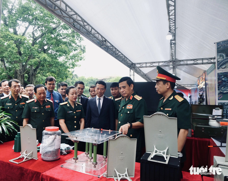 Đại tướng Phan Văn Giang - bộ trưởng Bộ Quốc phòng (thứ hai từ phải qua) - cùng các đại biểu tham quan khu trưng bày sản phẩm Tuổi trẻ sáng tạo trong quân đội - Ảnh: HÀ THANH