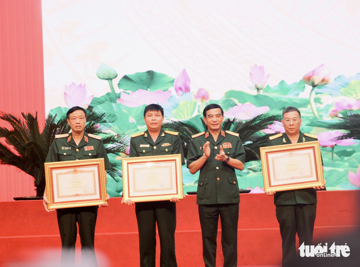 Đại tướng Phan Văn Giang - bộ trưởng Bộ Quốc phòng - trao bằng khen của Thủ tướng Chính phủ cho ba tập thể - Ảnh: HÀ THANH