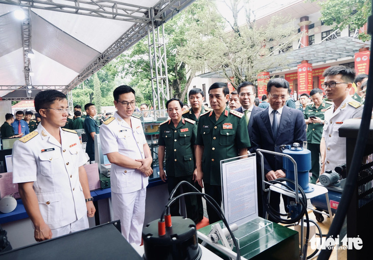 Đại tướng Phan Văn Giang cùng các đại biểu tham quan khu trưng bày sản phẩm sáng tạo của tuổi trẻ hải quân - Ảnh: HÀ THANH