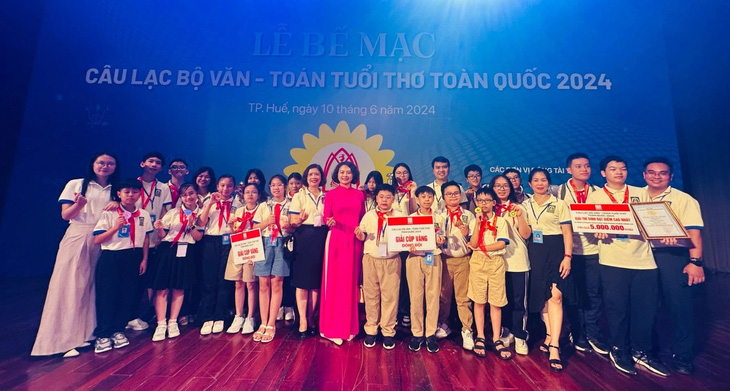 Đoàn học sinh quận Hoàn Kiếm nhận 2 giải cúp vàng đồng đội - Ảnh: BTC