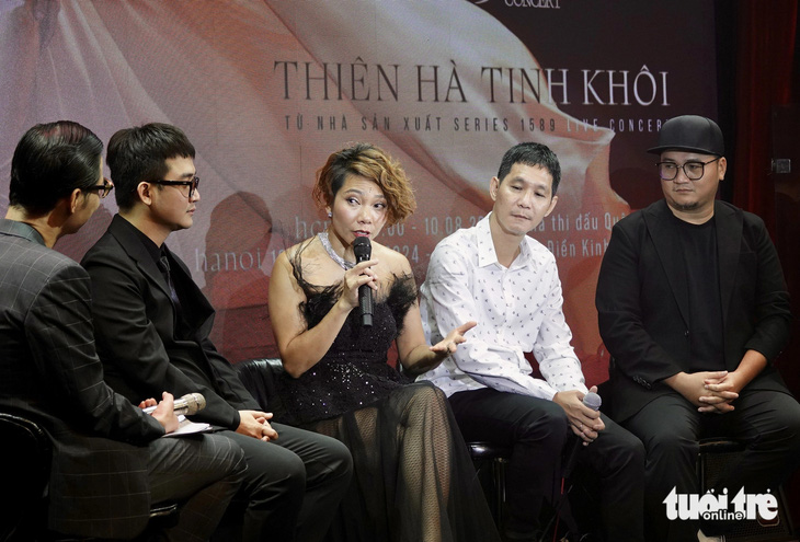 Nữ ca sĩ Hà Trần cùng nhạc sĩ, giám đốc âm nhạc Hoài Sa và ê kíp sản xuất live concert Thiên Hà tinh khôi - Ảnh: T.T.D.