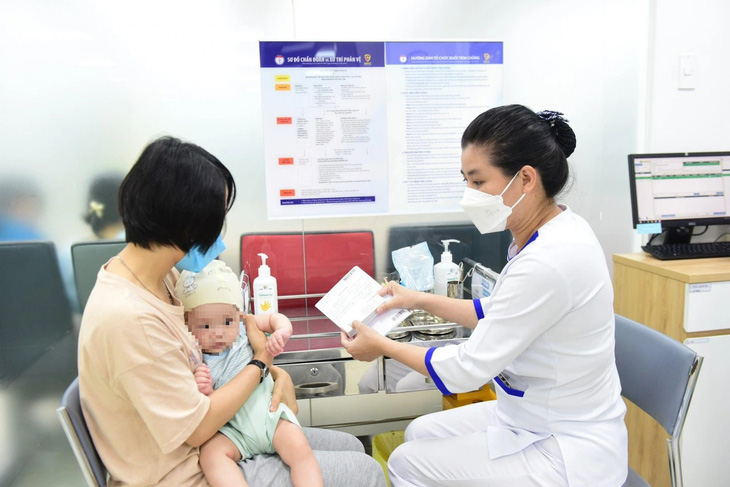 Trẻ được đưa đi tiêm chủng tại TP.HCM - Ảnh: DUYÊN PHAN