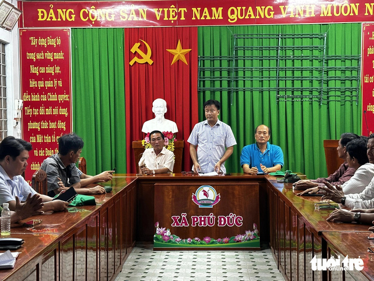 Ông Nguyễn Phước Thiện - phó chủ tịch UBND tỉnh Đồng Tháp - phát biểu tại buổi họp rút kinh nghiệm và triển khai phương án trực tại Vườn quốc gia Tràm Chim tối 11-6 - Ảnh: ĐẶNG TUYẾT