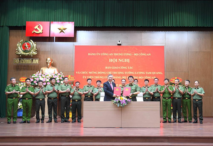 Chủ tịch nước Tô Lâm và Bộ trưởng Lương Tam Quang ký biên bản bàn giao công tác - Ảnh: Bộ Công an