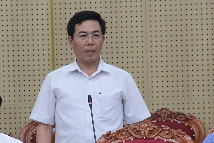 Ông Nguyễn Đăng Vinh, chủ tịch UBND huyện Tư Nghĩa, yêu cầu dừng các cuộc họp không cần thiết, ra công trường giải phóng mặt bằng cao tốc - Ảnh: TRẦN MAI