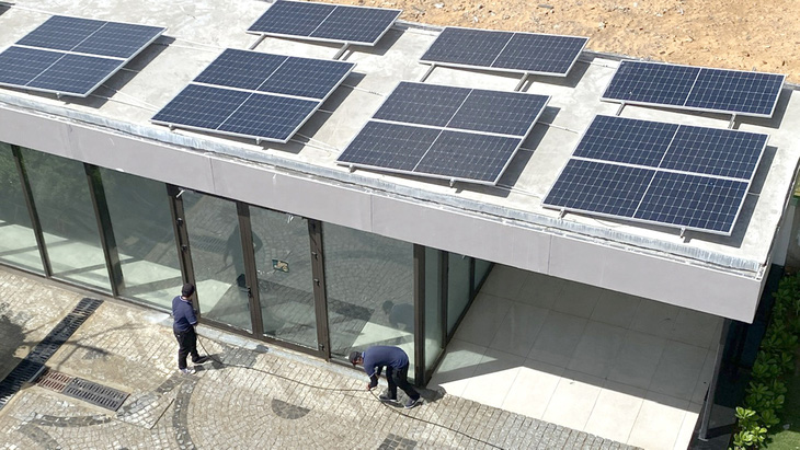 Thời gian qua, nhiều nhà dân lắp đặt điện mặt trời trên mái nhà để sử dụng - Ảnh: TỰ TRUNG