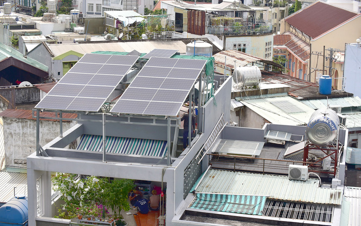 Điện mặt trời gắn trên nóc nhà dân ở quận Phú Nhuận, TP.HCM   - Ảnh: T.T.D.