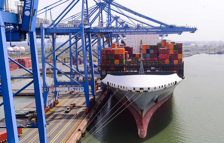 Bốc dỡ hàng hóa tại cảng Phú Mỹ, tỉnh Bà Rịa - Vũng Tàu - Ảnh: Q.ĐỊNH