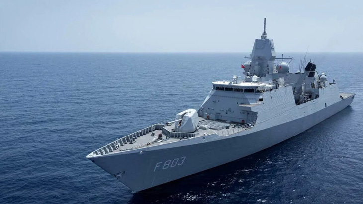 Tàu HNLMS Tromp của Hà Lan bị máy bay Trung Quốc tiếp cận ở Biển Hoa Đông - Ảnh: CNN