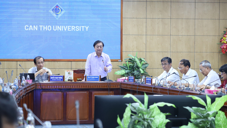 Bộ trưởng Lê Minh Hoan gợi ý giải pháp biến đề tài tốt nghiệp của các sinh viên thành "cái gì đó ở các địa phương" tại Đồng bằng sông Cửu Long - Ảnh: CHÍ QUỐC