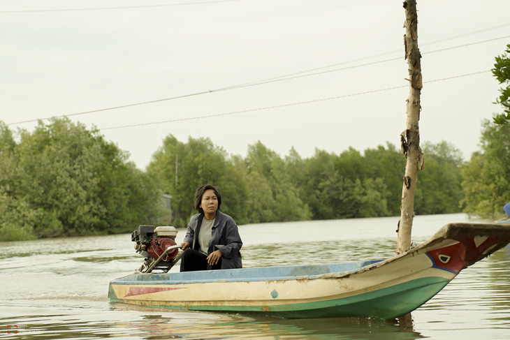 Việt Hương vào vai người phụ nữ làm nghề vớt xác trên sông - Ảnh: ĐPCC