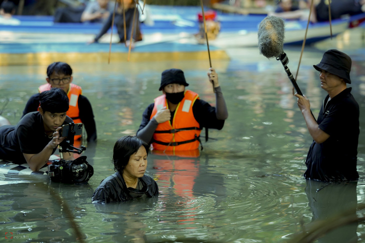 Việt Hương bơi lội, dầm nước để đóng phim Ma da - Ảnh: ĐPCC