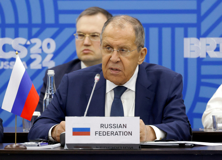 Ngoại trưởng Nga Sergey Lavrov phát biểu tại phiên đối thoại - Ảnh: REUTERS