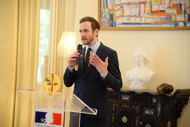 Phó tổng lãnh sự Pháp, ông Grégory Robert, phát biểu khai mạc triển lãm vào sáng 11-6 ở TP.HCM - Ảnh: HẢI QUỲNH