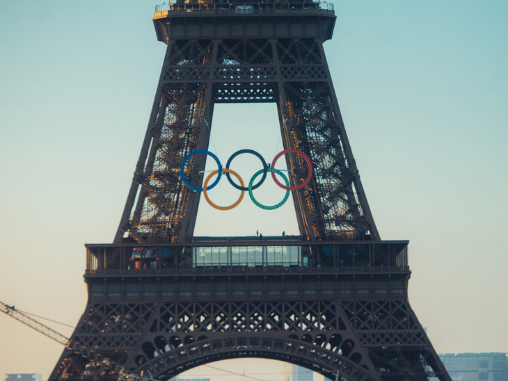 Dựng biểu tượng Thế vận hội trên tháp Eiffel- Ảnh 1.