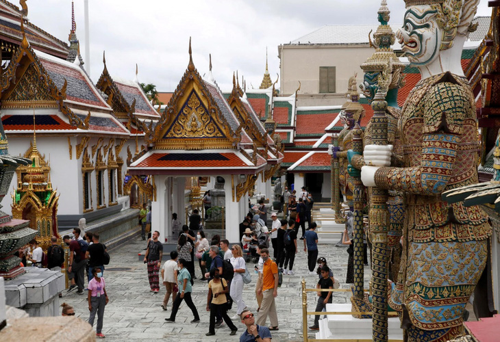 Du khách tham quan chùa Phật Ngọc bên trong Grand Palace ở Bangkok, Thái Lan - Ảnh: epaimages.com