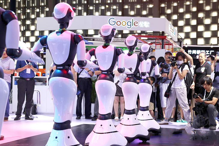 Khách xem robot AI biểu diễn tại Hội nghị AI thế giới (WAIC) ở Thượng Hải, Trung Quốc vào tháng 7-2023  - Ảnh: ECNS