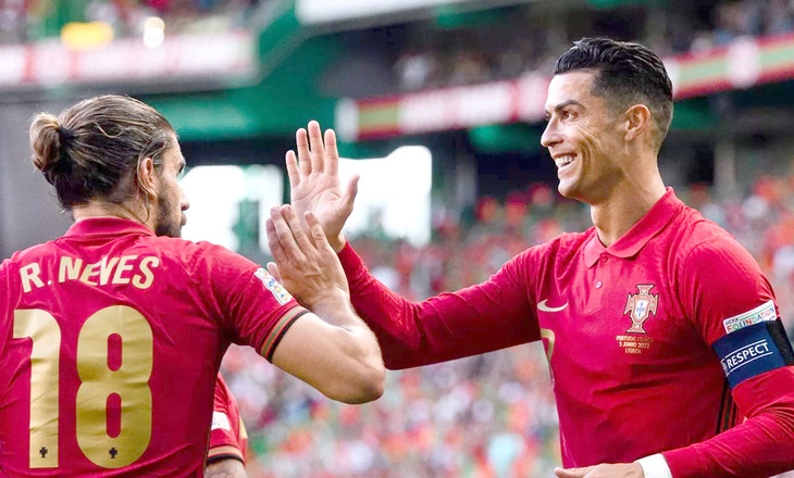 Ronaldo và Neves (trái) bị nghi ngờ về năng lực sau 1 năm chơi bóng ở Saudi Arabia - Ảnh: REUTERS
