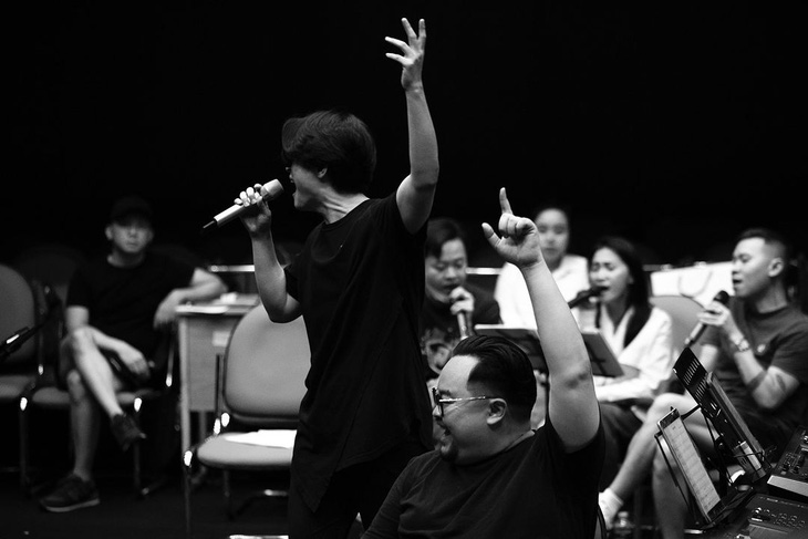 Hà Anh Tuấn tung ảnh tập luyện trước giờ G live concert 'Sketch a rose' Singapore, fan rần rần ‘lên đồ’- Ảnh 14.