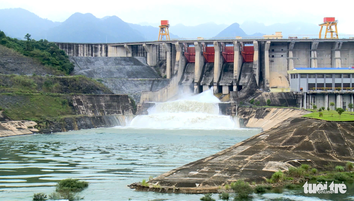 Thủy điện Tuyên Quang đang mở 1 cửa xả đáy - Ảnh: TTO