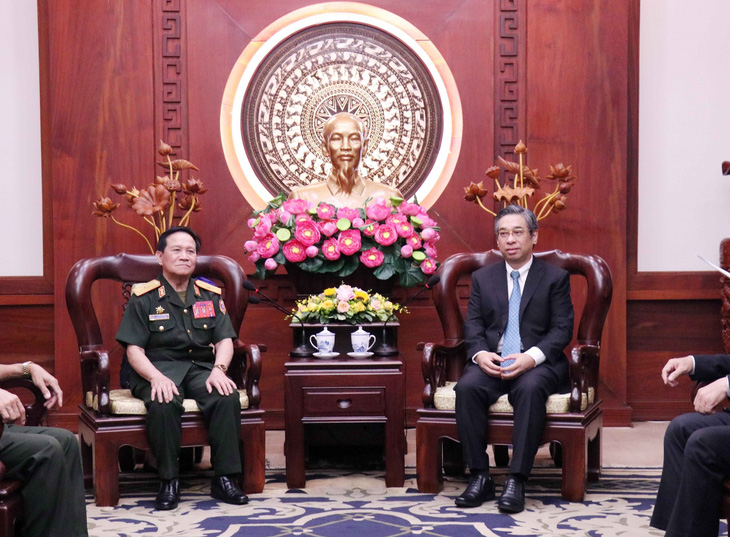 Ông Nguyễn Phước Lộc, phó bí thư Thành ủy TP.HCM, tiếp Thiếu tướng Phalom Linthong, chủ tịch Hội Cựu chiến binh thủ đô Vientiane, Lào - Ảnh: TTXVN
