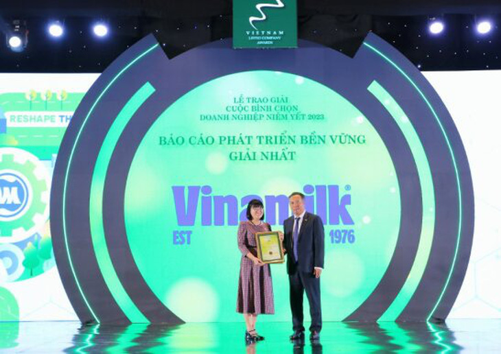 Đại diện Vinamilk nhận giải nhất Báo cáo Phát triển bền vững trong Cuộc bình chọn Doanh nghiệp niêm yết 2023 - Ảnh: V.N.